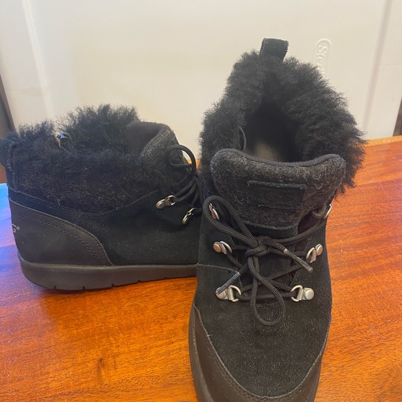 UGG Neumel zip-up boot - Boys Size 5 - Picture 2 of 6